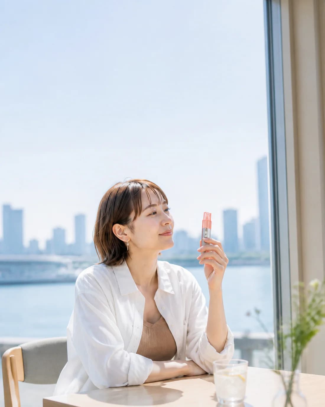 窓辺で静かな時間を過ごす成人女性